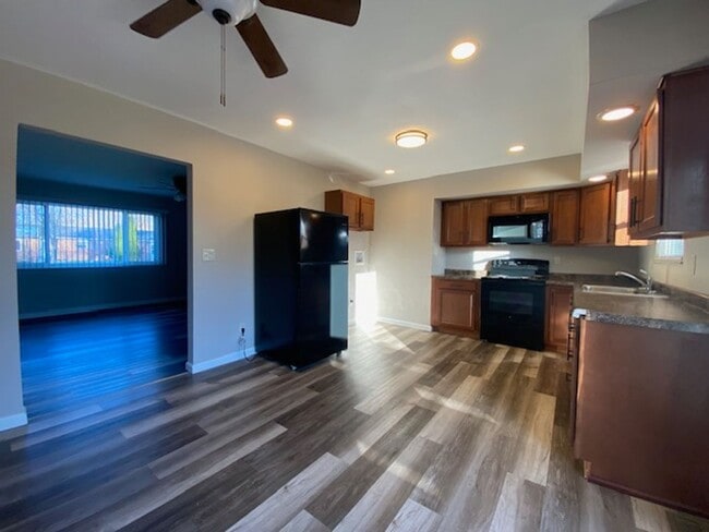 Building Photo - Welcome to this charming two-bedroom, one-bathroom double located in the heart of Springfield, OH+