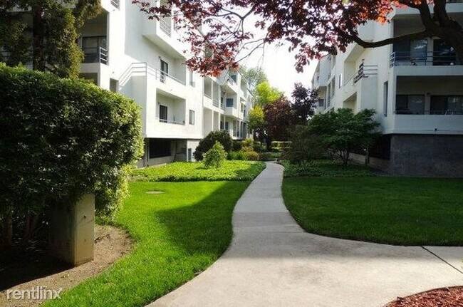 Building Photo - 2 br, 2 bath Condo - The Plaza