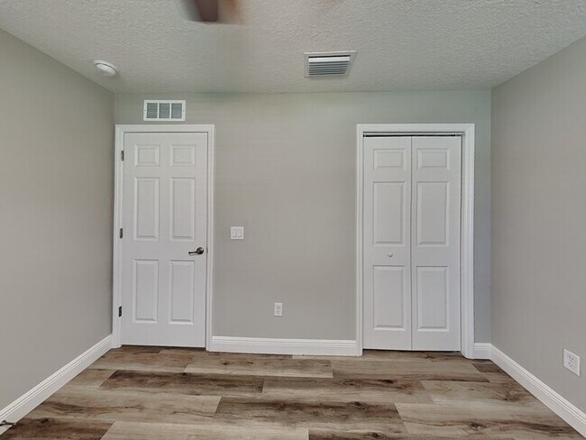 Building Photo - 1866 W Hialeah Dr