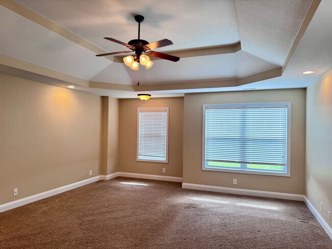 Building Photo - Beautiful Home Located in Farmington Subdivision. 3 Bedrooms, 3.5 baths, Bonus with Wet Bar!