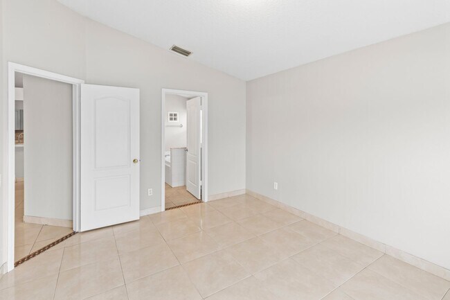 Building Photo - 10250 Hunters Haven Blvd