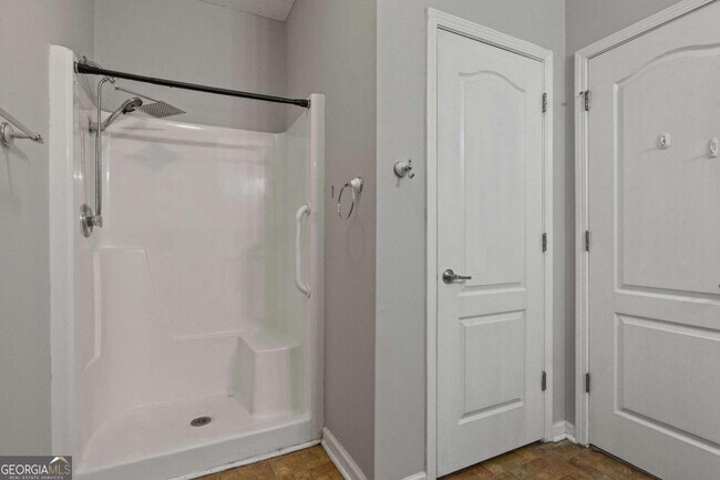 Building Photo - 935 City Park Dr