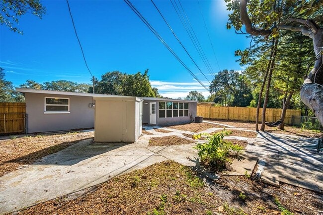Building Photo - 1400 Poinciana Dr