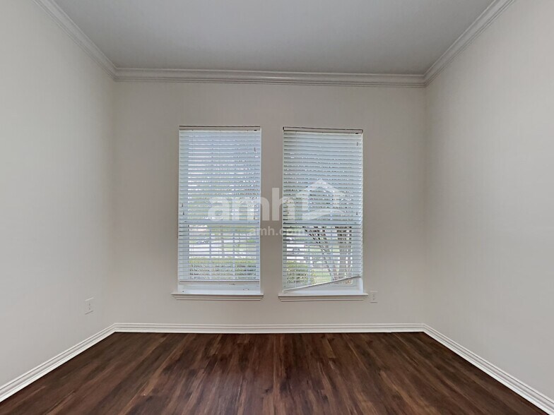 Building Photo - 2213 Oak Cir Dr N