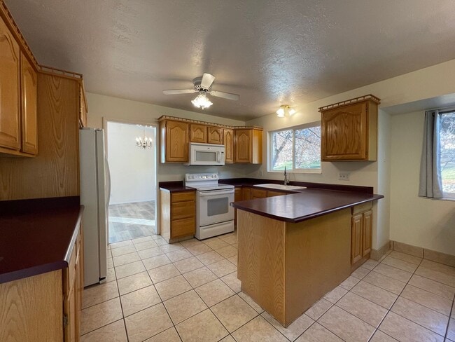Building Photo - Spacious House on the Northeast Bench in Orem
