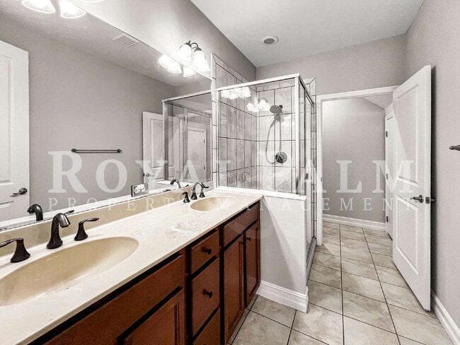 Building Photo - Big on Space, Smart on Layout — 3 bedroom 2.5 bath corner END UNIT pet-friendly townhouse!