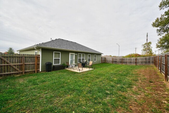 Building Photo - Charming Three Bedroom Home