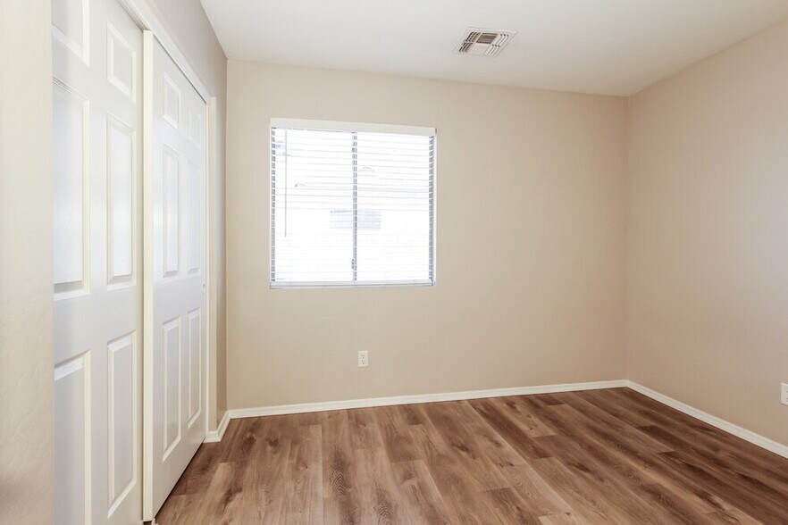 Building Photo - 12529 W Santa Fe Ln