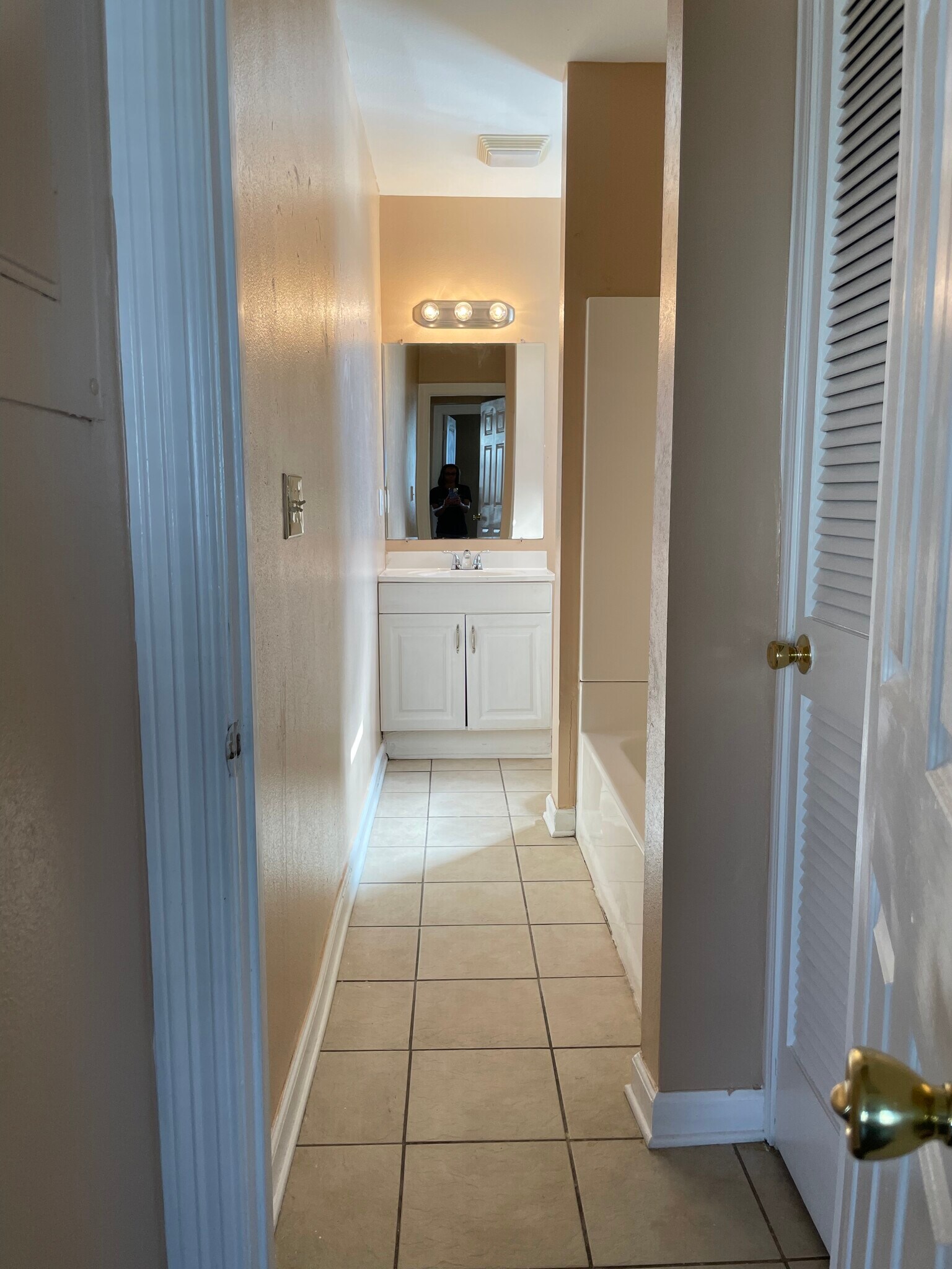 Hall bathroom - 7925 Danube Rd