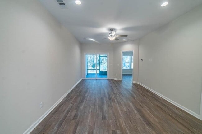 Building Photo - 131 Lower Creek Dr