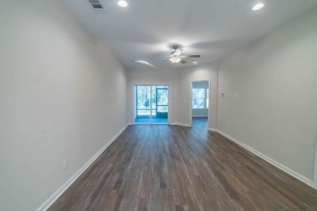 Building Photo - Beautiful 3-Bedroom Townhome in Sought-After Waterways Community