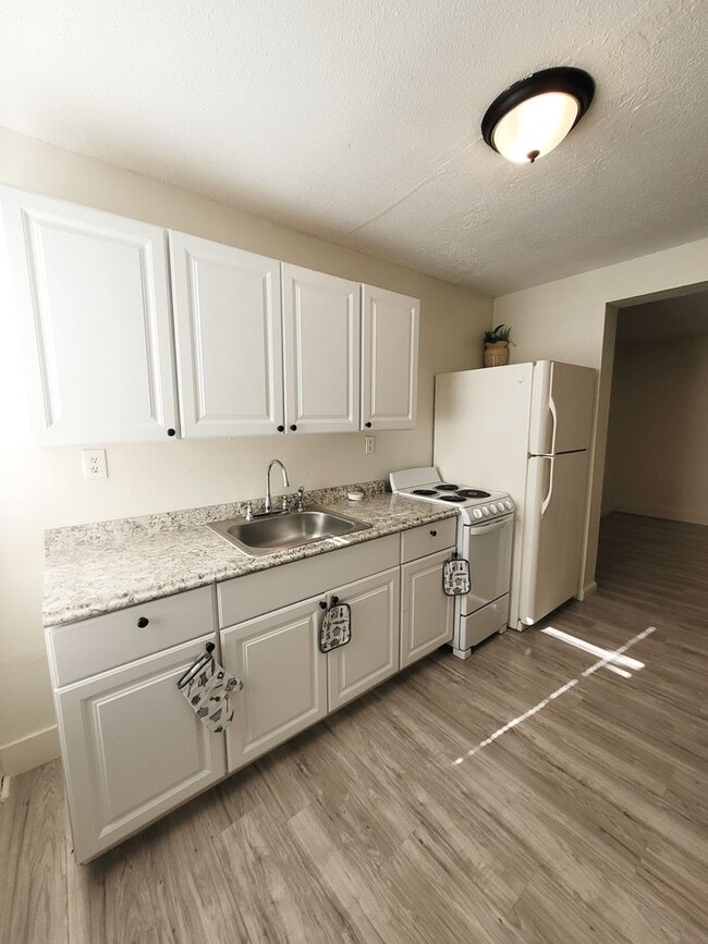 Building Photo - Studio Apartment - Utilities Included!