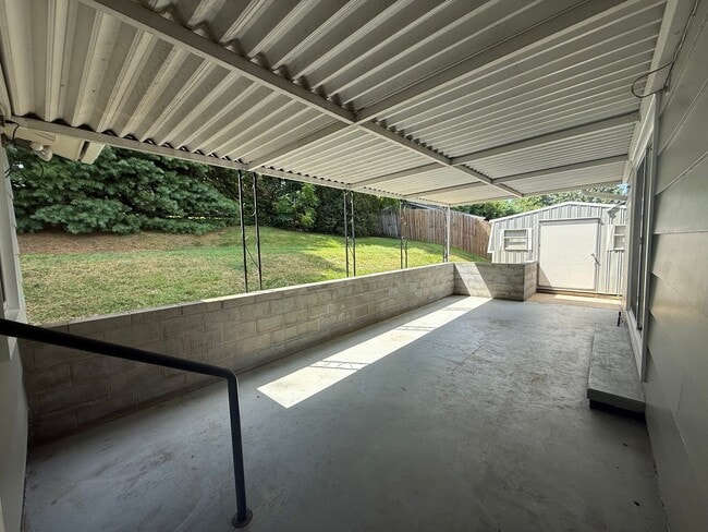 Building Photo - Stunningly Renovated 3 Bed, 2 Bath Home in...
