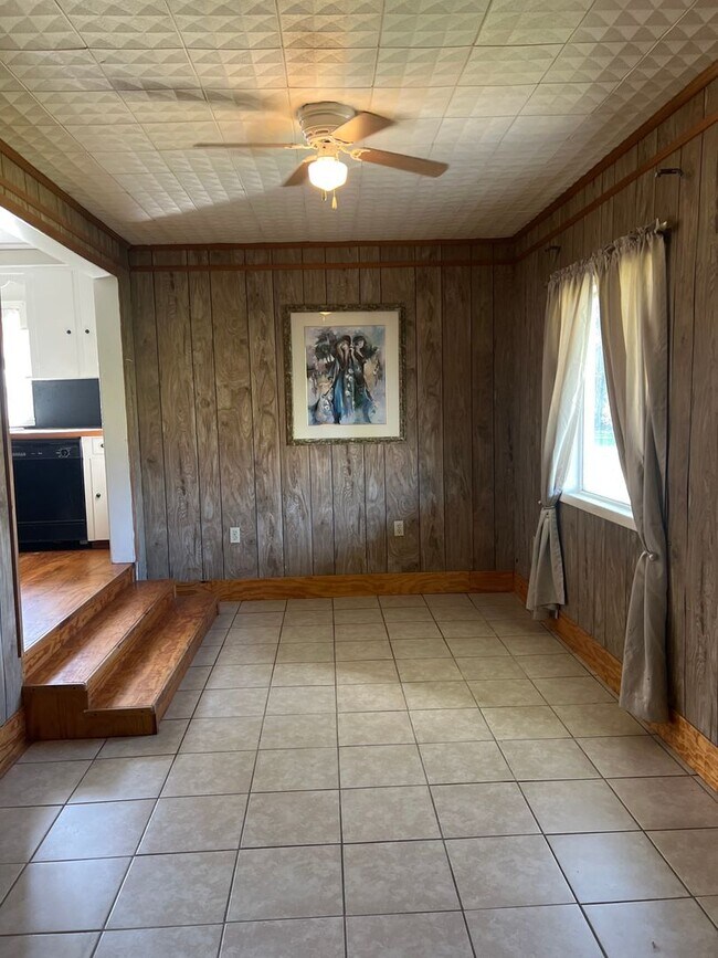 Building Photo - 2 bedroom home for lease with garage and a...