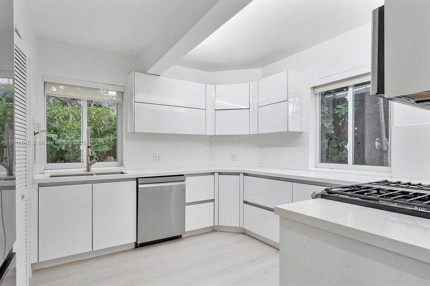 Building Photo - 600 Surfside Blvd