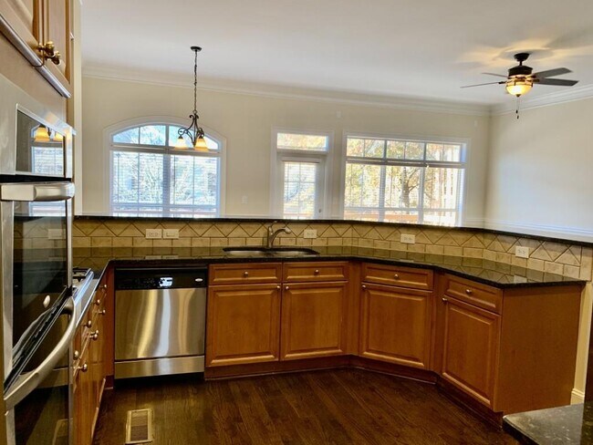 Building Photo - 5460 Glenridge View NE