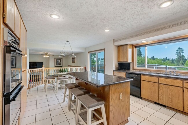 Building Photo - Stunning Home and Three Bay Shop Along Spo...