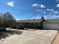 Building Photo - 4 bedroom 2bathroom Home Available now! Ap...