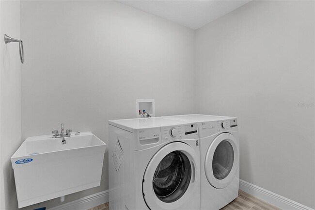 Building Photo - 6230 Dingman Wy