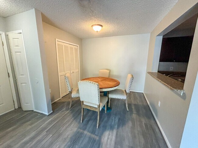 Building Photo - Windsor Park #317 - Pet Friendly!