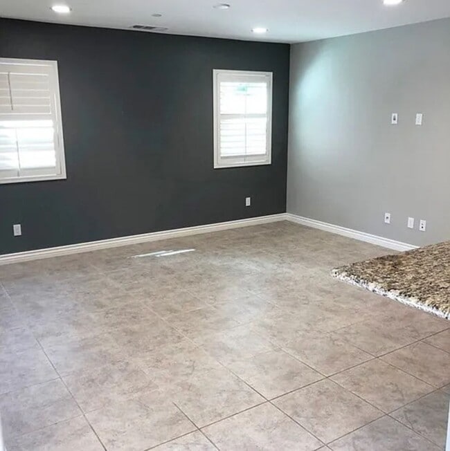 Building Photo - Welcome Home! Gated Estrella Community!