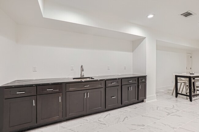 Building Photo - 5285 Mt Vernon Pkwy NW