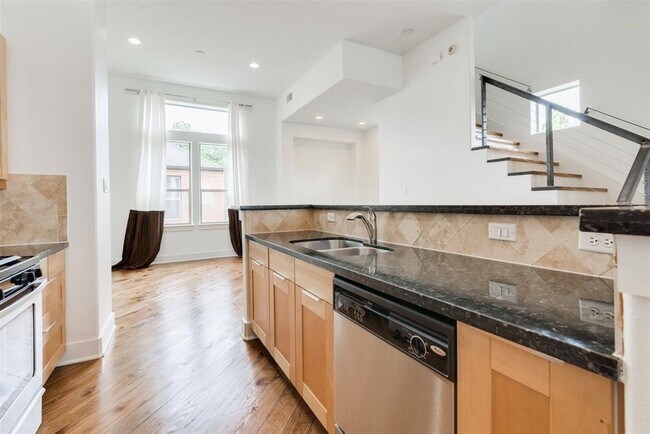 Building Photo - 2002 Blodgett St