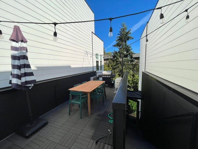 Building Photo - 9257 Ashworth Ave N, Unit D