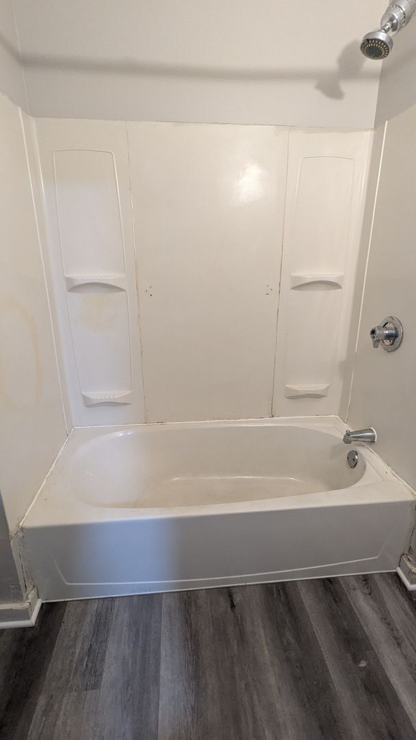 Building Photo - Discover this newly renovated 3-bedroom, 1-bath home in Akron