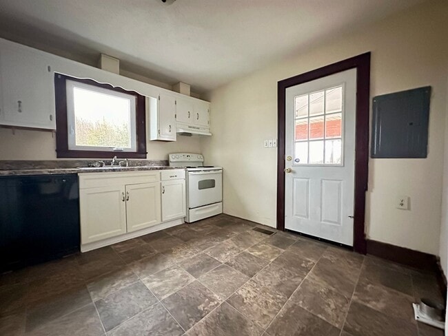 Building Photo - 811 Pembroke Oak Grove Rd