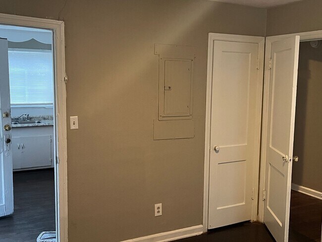 Building Photo - **ON HOLD**2 Bedroom / 1 Bathroom Total El...