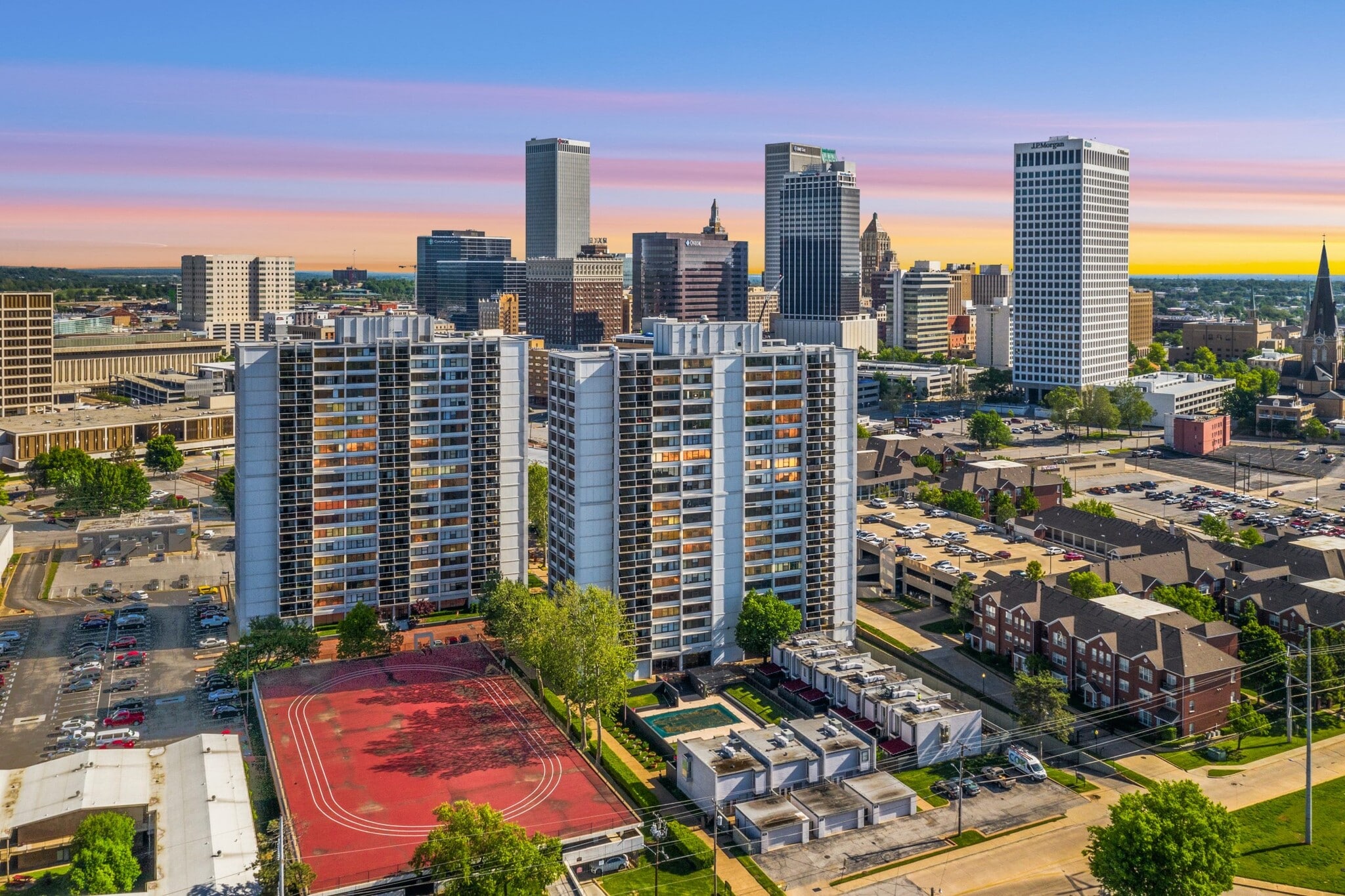 Building Photo - 450 W 7th St