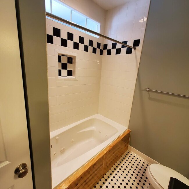 Building Photo - 143 S. Linwood Ave/4 Bed, 4.5 Bath TH in P...