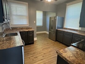 Building Photo - 1013 E 6th St