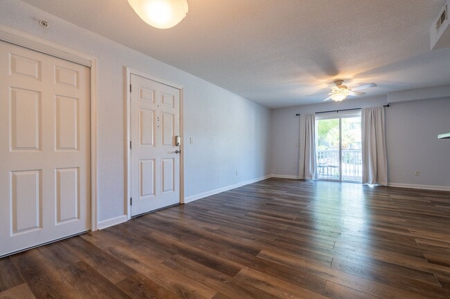 Building Photo - MOVE IN READY 2-bedroom in Virginia Beach!