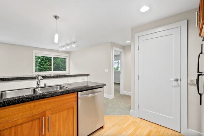 Building Photo - Fabulous Urban Retreat Condo in Celebrated...
