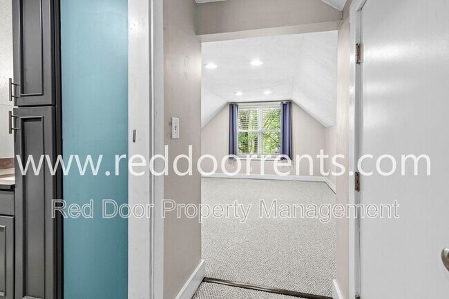 Building Photo - 2028 Hoyt Ave