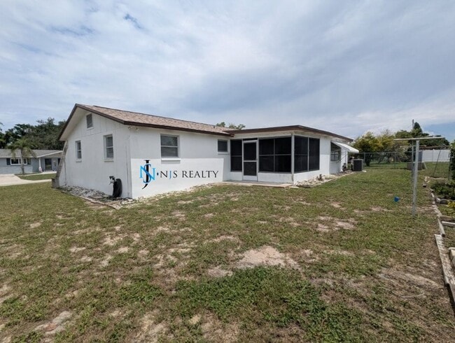 Building Photo - Large open 2/2/1 1378 Sq. Ft. with freshly...