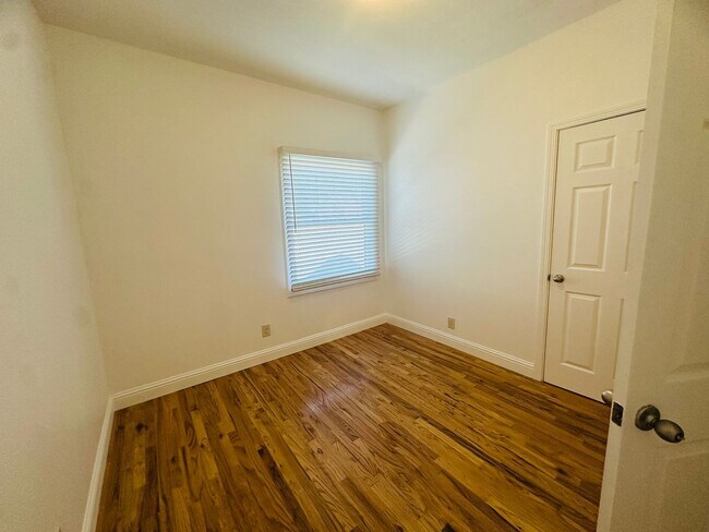Building Photo - Come View This Perfect 2 Bedroom 1 Bath Located In the Heart of Downtown!!
