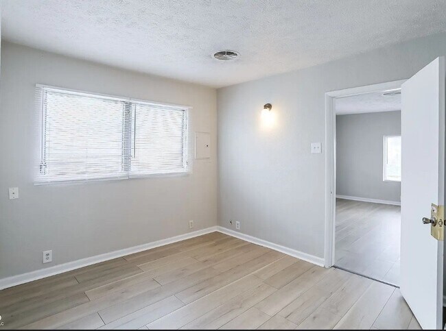 Building Photo - 824 W Elm St