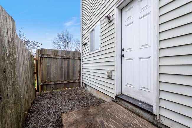 Building Photo - Spacious 2-Bedroom/1.5 bathroom in SE Portland