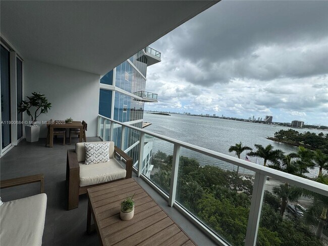 Building Photo - 2020 N Bayshore Dr