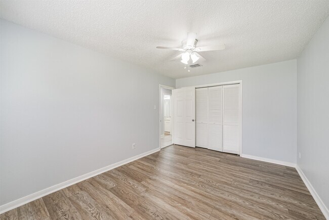 Building Photo - 9503 Dalmally St