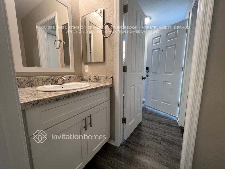 Building Photo - 1075 E Rolls Rd