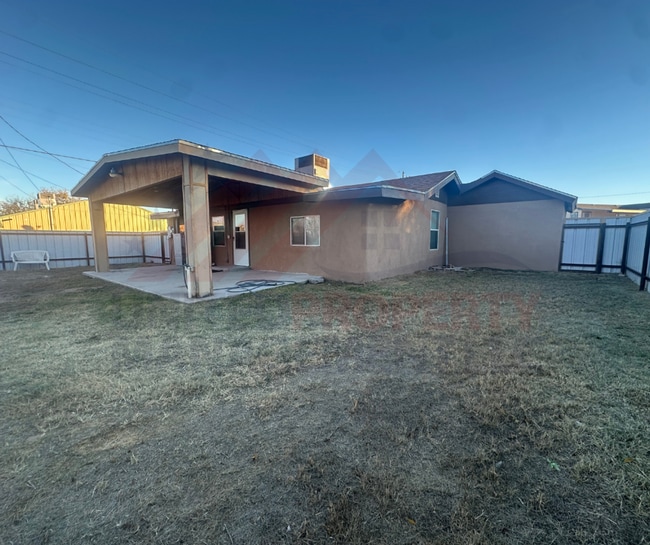 Building Photo - 3 bedroom, 2 bathroom home on large lot close to High School