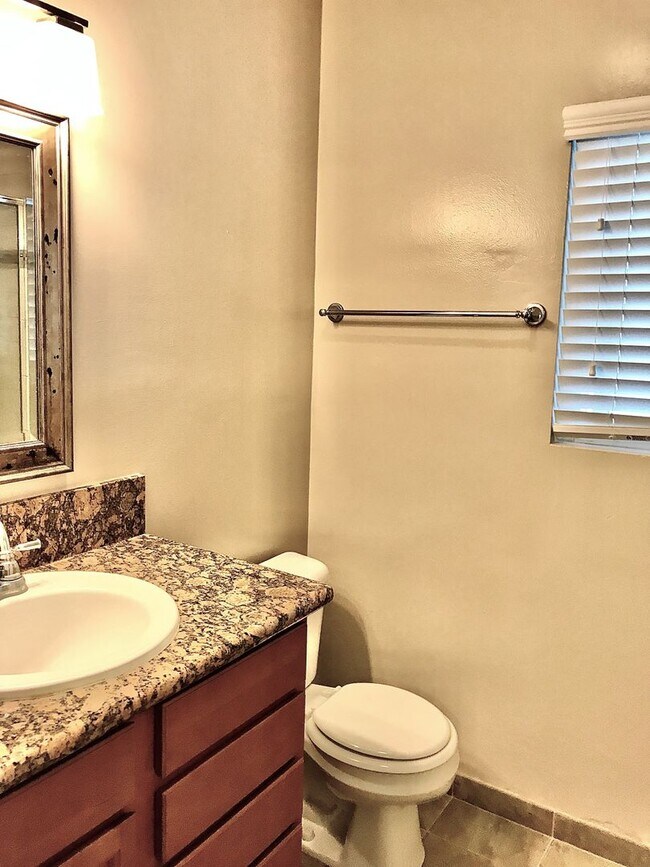 Building Photo - 3 bedroom / 2 bath upstairs unit in the heart of Hillcrest!