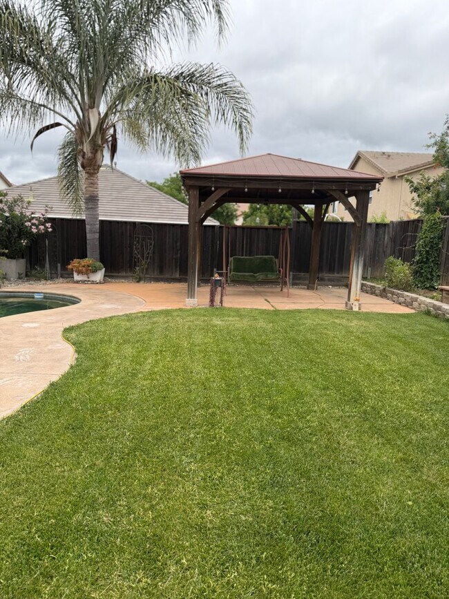 Building Photo - Gorgous 4 bedroom, 3 full bath home with pool