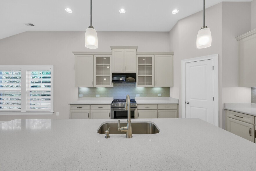 Building Photo - 1758 Edgewood Dr