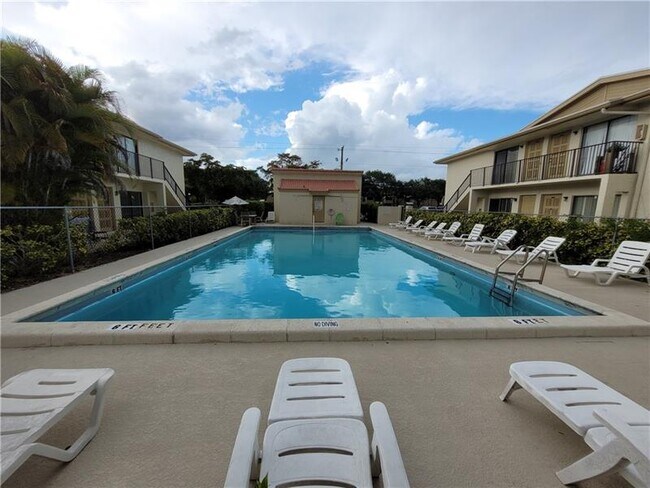 Building Photo - 11096 Royal Palm Blvd