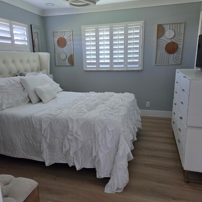 Building Photo - 300 SW Golfview Terrace